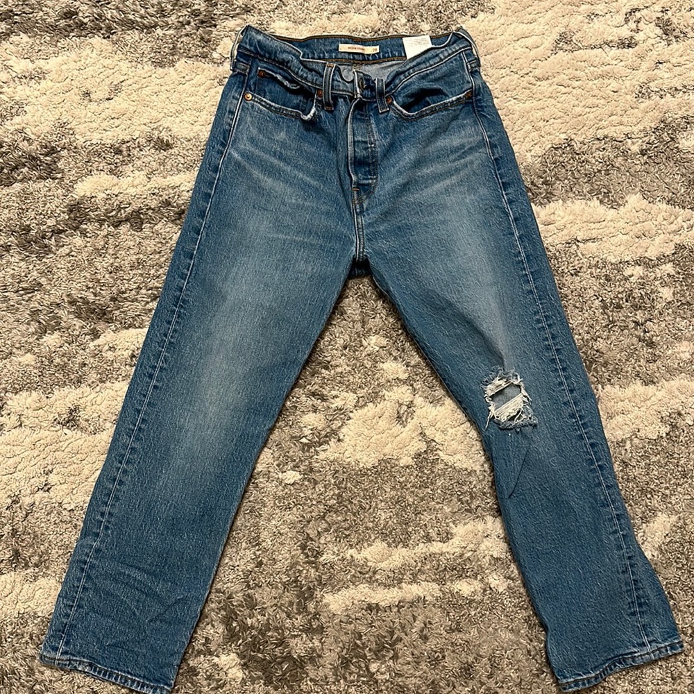 Levi’s Wedgie size 28 crop
